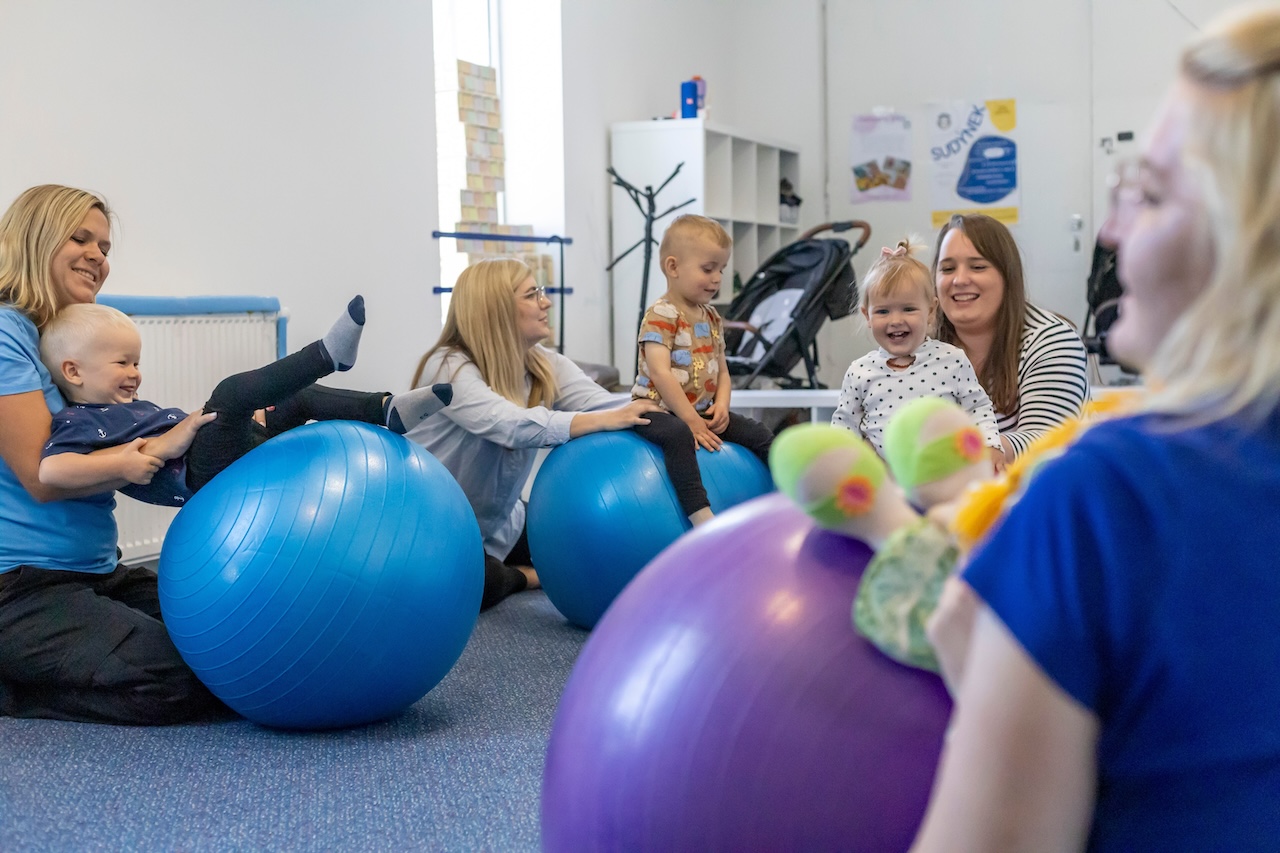 Cvičení s dětmi s gymnastickými míči